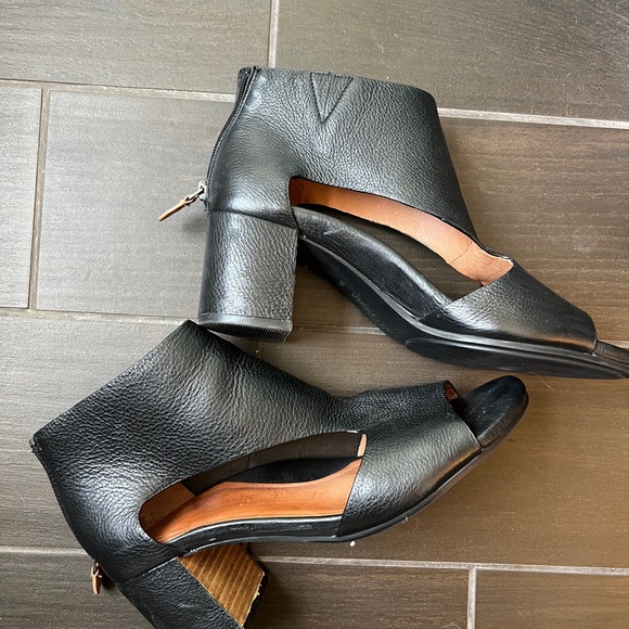 Black leather cut out low heels for winter or summer - Picture 3 of 6